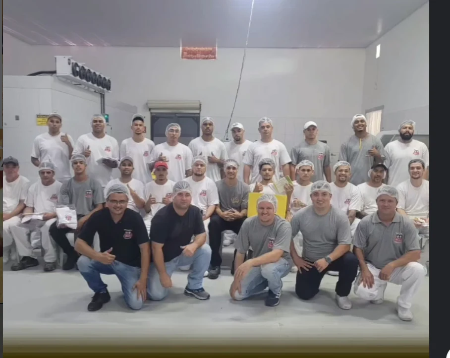 Equipe da Pães Beatriz Congelados reunida nas instalações da empresa.